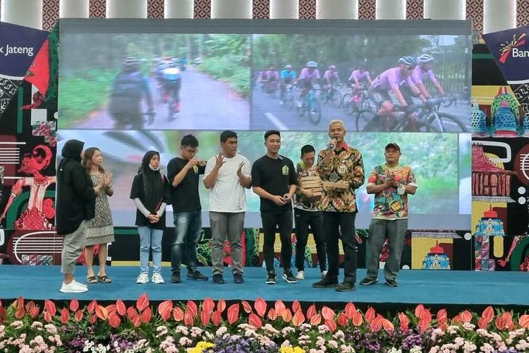 Gubernur Jateng Ganjar Pranowo menghadiahi anak-anak difabel yang terlibat dalam desain kaos jersey Tour de Borobudur XXII di GOR Jatidiri, Rabu (28/9/2022).