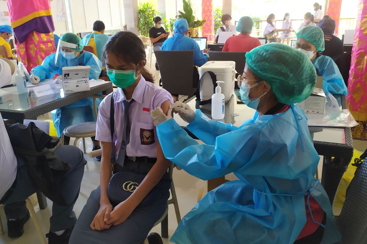 Seorang anak di Bali ikut vaksinasi Covid-19 di SMAN 4 Denpasar, Senin (5/7/2021)