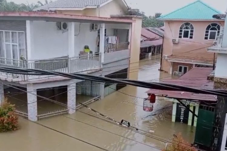 Banjir Terjang Medan dan Deli Serdang, Air Capai Atap Rumah, Warga Evakuasi Diri