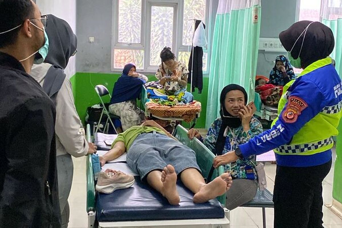 Seorang korban kecelakaan lalulintas di kawasan Tutugan Leles mendapatkan perawatan di salahsatu fasilitas kesehatan terdekat setelah di evakuasi anggota Satlantas Polres Garut, Sabtu (25/01/2025) siang