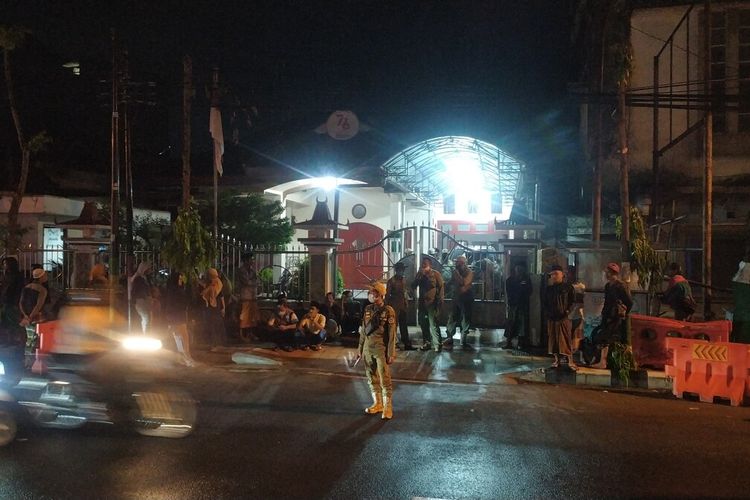 Puluhan warga Desa Taraban, Kecamatan Larangan, Kabupaten Pamekasan, Jawa Timur, mengepung rumah Sekda Pamekasan pada Selasa (19/4/2022) malam. Mereka mendesak penundaan Pilkades.