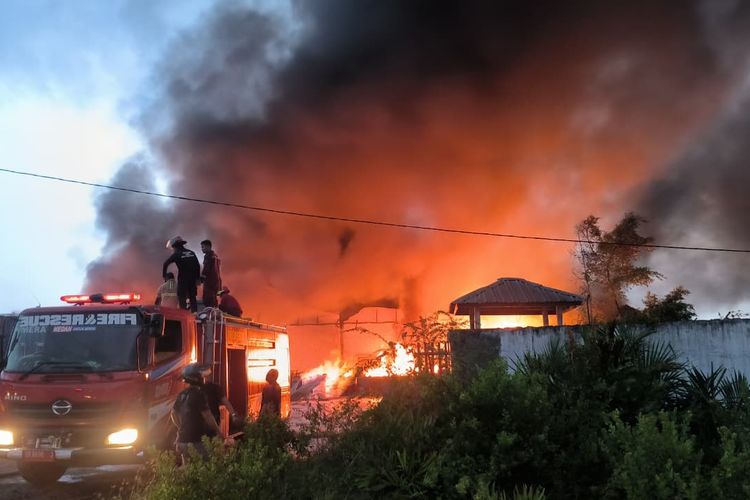 Pabrik Cat di Medan Terbakar, Terdengar Ledakan hingga 10 Kali