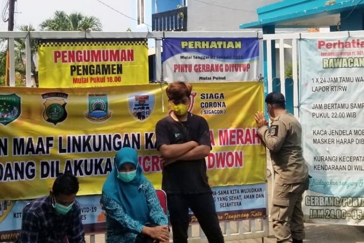 Sejumlah warga yang tidak bisa memasuki wilayah RT01/RW03, Gandasari, Kota Tangerang, lantaran tidak memiliki hasil negatif tes cepat antigen. Mereka diwajibkan membawa hasil tes tersebut larena wilayah itu ditutup sementara atau menerapkan lockdown.