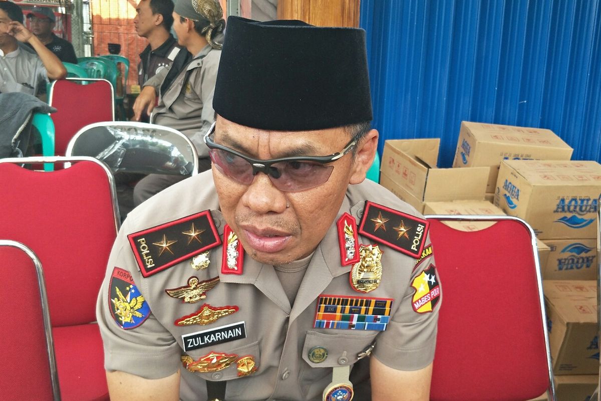 Kakorpolairud Baharkam Polri, Irjen Zulkarnain Adinegara ketika melayat ke rumah duka Bripka Rahmat di kawasan Tapos, Cimanggis, Jumat (26/7/2019).