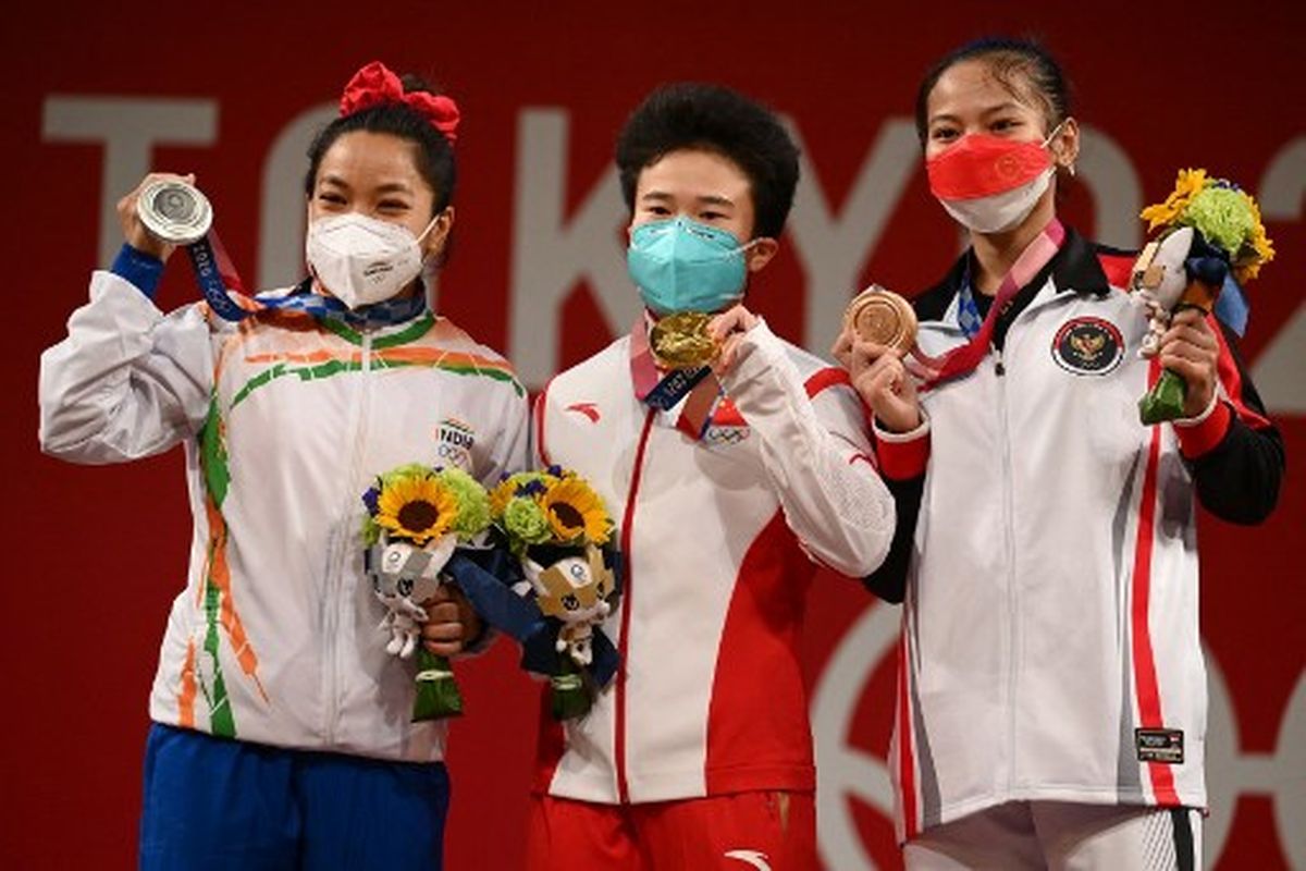 Ki-Ka: Mirabai Chanu (India), Hou Zhihui (China), Windy Cantika Aisah (Indonesia), di podium medali Olimpiade Tokyo 2020 cabor angkat besi kelas 49 kg putri.