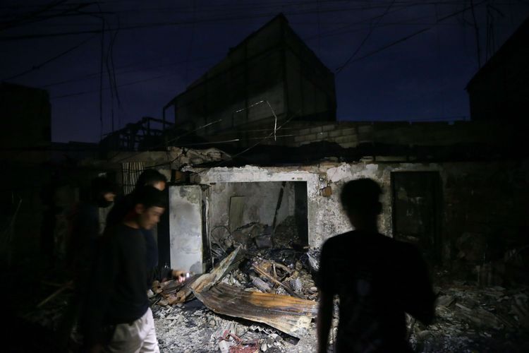 Warga melihat sisa-sisa puing rumah di Kampung Tanah Merah usai kebakaran Depo Pertamina Plumpang, Koja, Jakarta Utara, Sabtu (4/3/2023) dini hari. Kebakaran ini mengakibatkan 17 orang meninggal dunia dan 51 orang luka-luka.