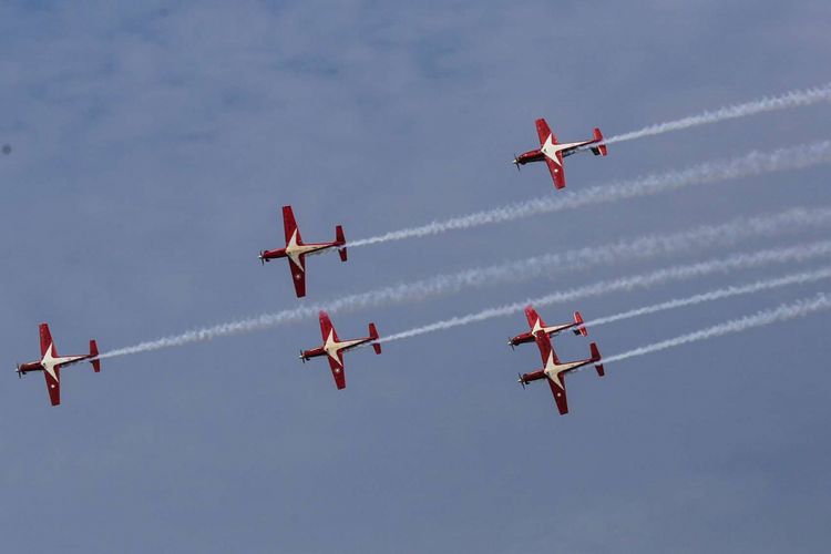 Pesawat tempur tim aerobatik udara TNI-AU, Jupiter Aerobatic Team (JAT) beratraksi pada Singapore Airshow 2018 di Changi, Singapura, Sabtu (10/2/2018). Singapore Airshow 2018 merupakan ajang pameran tahunan terbesar bagi industri penerbangan di kawasan Asia yang diselenggarakan setiap dua tahun sekali dan berlangsung pada 6-11 Februari 2018.