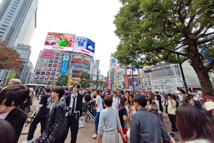 Suasana di salah satu destinasi wisata populer Shibuya di Tokyo, Jepang, Minggu (5/11/2023).