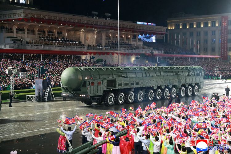 Rudal Hwasong-20 dipamerkan dalam parade militer Korea Utara di Pyongyang, Jumat (10/10/2025). 