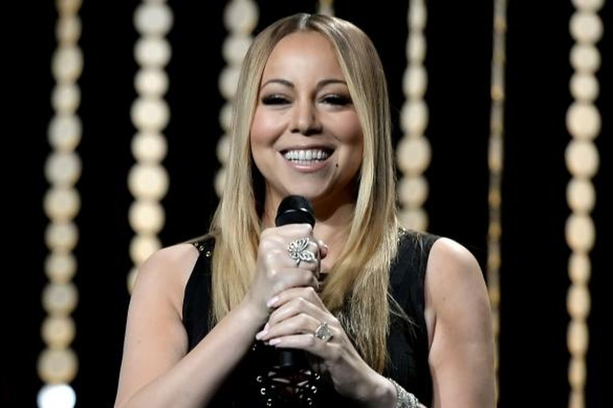 Mariah Carey tampil di Venice Family Clinic Silver Circle Gala 2016 di The Beverly Hilton Hotel, Beverly Hills, California, AS, pada Senin (7/3/2016) waktu setempat. 