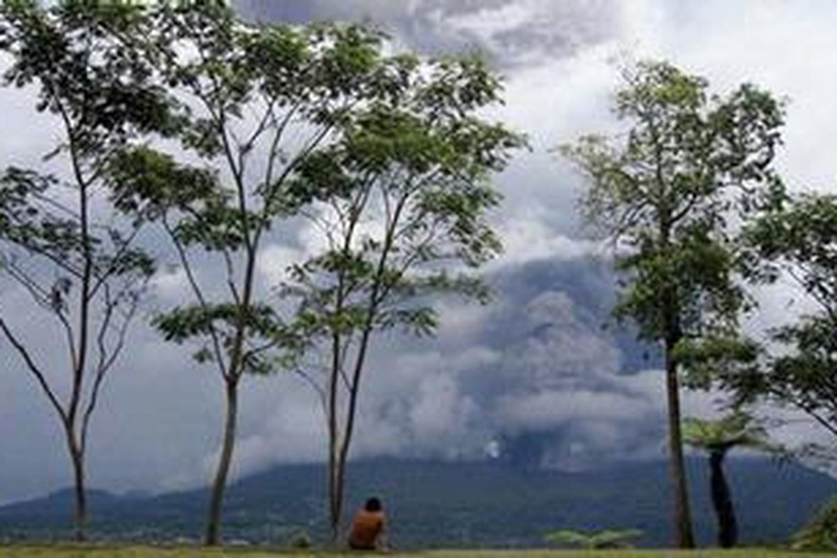 Setiap kali Gunung Lokon meletus, tak urung menjadi tontonan yang menarik. Selasa, 1 Mei 2012 ini, Gunung Lokon meletus pukul 12.00 Wita. Salah satu warga tampak menonton sekaligus mengawasi kemana debu vulkanik akan jatuh.