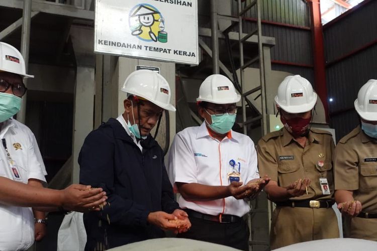 Kepala Badan Ketahanan Pangan (BKP) Kementerian Pertanian (Kementan) Agung Hendriadi dan Direktur Utama (Dirut) PT Pertani (Persero) Maryono beserta sejumlah pihak dari Kementan dan Pertani saat berada di Unit Penggilingan Padi (UPP) Pertani Kendal, Jawa Tengah, Senin (5/4/2021).