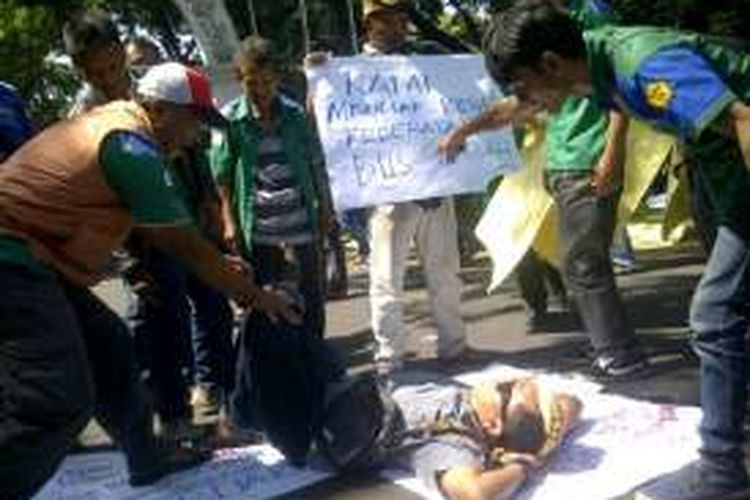 Sejumlah sopir angkot di Bandung saat melakukan unjuk rasa menuntut dihapusnya program bus gratis bagi pelajar di Balai Kota Bandung, Jalan Wastukancana, Kamis (2/6/2016)