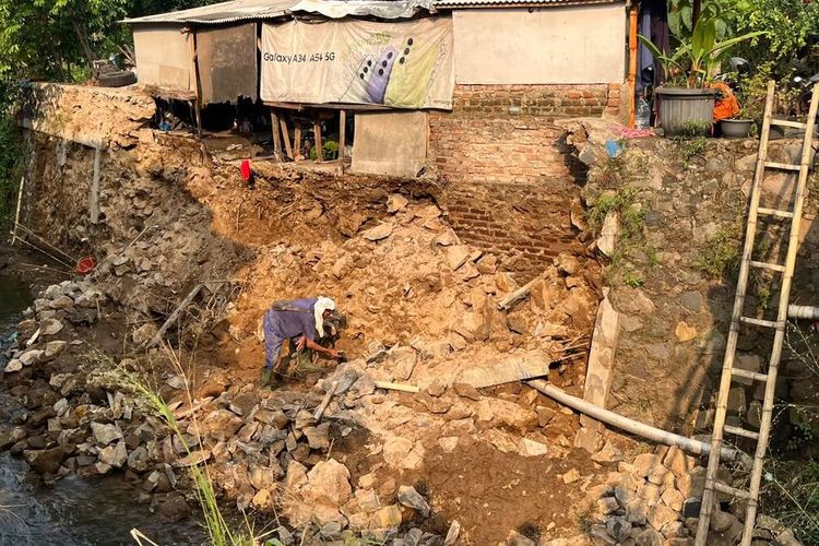 Pekerja Tertimbun Tanah dan Batu Saat Perbaiki Dinding Penahan Sungai di Bandung