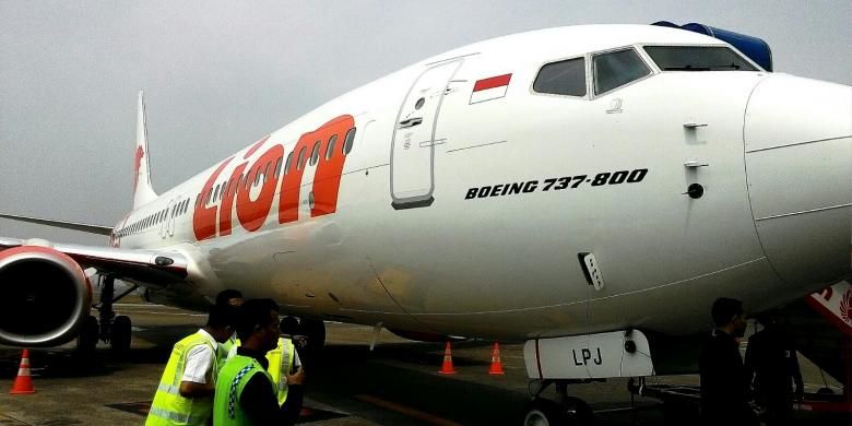 Pesawat Lion Air B737-800 terparkir di run way Bandara Internasional Soekarno-Hatta, Tangerang, Rabu (19/8/2015)