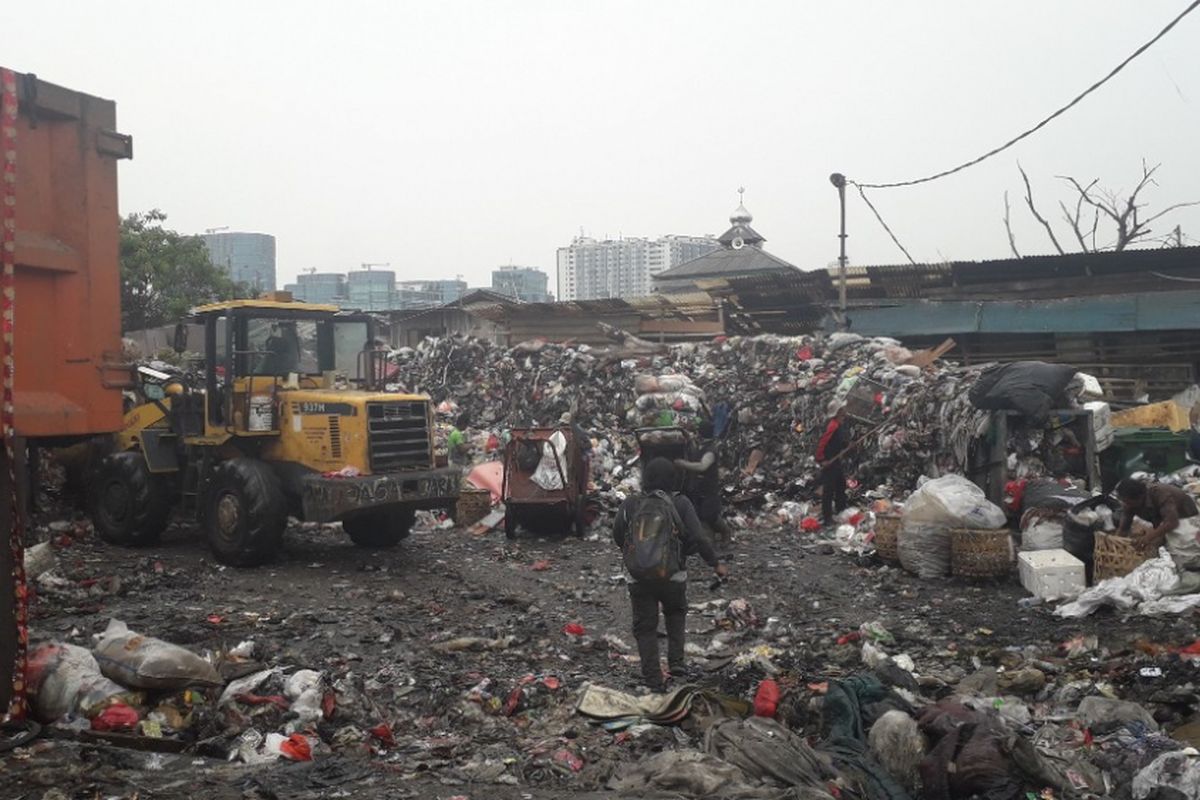 Sampah menumpuk di TPS Muara Baru, Penjaringan, Selasa (23/10/2018).