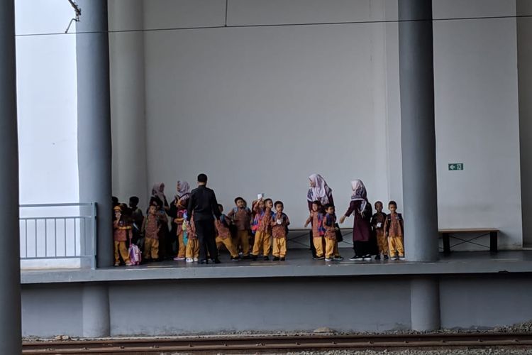 Anak-anak TK Islam Mulia Tangerang setelah turun dari KA Bandara Soekarno-Hatta di Stasiun Batu Ceper, Kamis (27/11/2019).