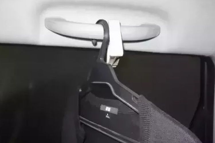 Fungsi Hand Grip pada interior mobil memiliki alasan keselamatan(techlifegeek.com)