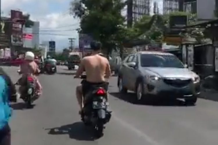 Tangkapan layar video yang diunggah di media sosial X akun @merapi_uncover seorang pengendara motor diduga warga negara asing tanpa mengenakan helm dan baju.