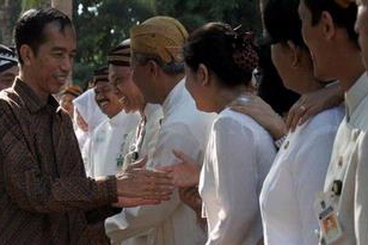 Wali Kota Solo Joko Widodo yang menjadi Gubernur DKI Jakarta terpilih menyalami Pegawai Negeri Sipil (PNS) di lingkungan Pemerintah Kota Solo satu-persatu dalam apel di halaman Balaikota Solo, Kamis (4/10/2012). Dalam apel terakhir yang diikutinya ini, Jokowi menyampaikan dirinya akan segera menunaikan tugas di Jakarta.  