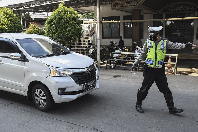 Petugas Kepolisian memberhentikan kendaraan yang berplat nomor luar Jabodetabek di Kalimalang, Jakarta Timur, Sabtu (3/7/2021). Pada Pemberlakuan Pembatasan Kegiatan Masyarakat (PPKM) Darurat petugas melakukan penyekatan kendaraan berplat daerah dan memeriksa identitas penumpang guna mencegah penyebaran wabah COVID-19. ANTARA FOTO/ Fakhri Hermansyah/hp.