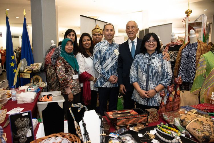 Presiden Republik Portugal, Marcelo Rebelo de Sousa mengunjungi gerai Indonesia, dalam kegiatan bazar diplomatik, di Lisbon, Portugal. Acara ini digelar oleh Asosiasi Keluarga Diplomatik Portugal pada tanggal 31 November -1 Desember 2018 lalu.