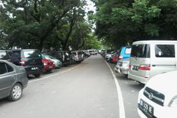 Jl Slamet Riyadi ditutup dan dijadikan area parkir kendaraan bagi pegawai Pemerintah Kota (Pemkot) Makassar.