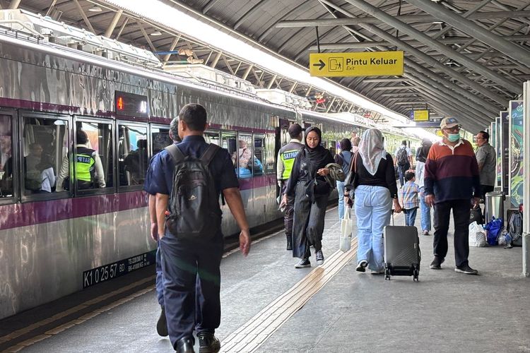 Penumpang KA Surabaya-Jakarta Naik 88 Persen, Imbas Erupsi Anak Krakatau