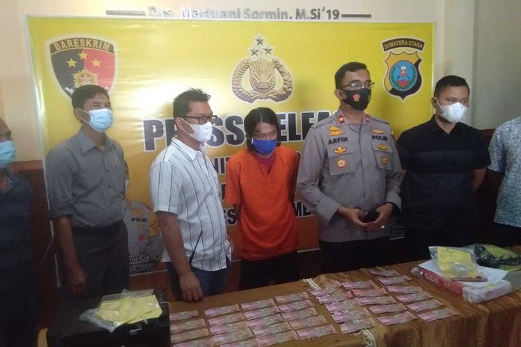 Polsek Patumbak menangkap seorang warga Kecamatan Deli Tua, Deli Serdang karena kasus pemalsuan uang rupiah pecahan 100.000. Aksinya terbongkar setelah mencoba membeli handphone dengan uang palsu yang dicetaknya sendiri menggunakan printer. Polisi juga menyita sejumlah barang bukti mulai dari printer hingga satu ember botol tinta bekas.