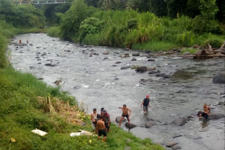 Pencarian Al Rasyid seorang bocah berumur delapan tahun yang terseret arus di Sungai Kelingi, Kelurahan Ulak Lebar, Kecamatan Lubuklinggau Utara II,Kota Lubuklinggau, Sumatera Selatan, Minggu (29/1/2023). Akibatnya, korban pun ditemukan tewas sekitar 200 meter dari lokasi kejadian.