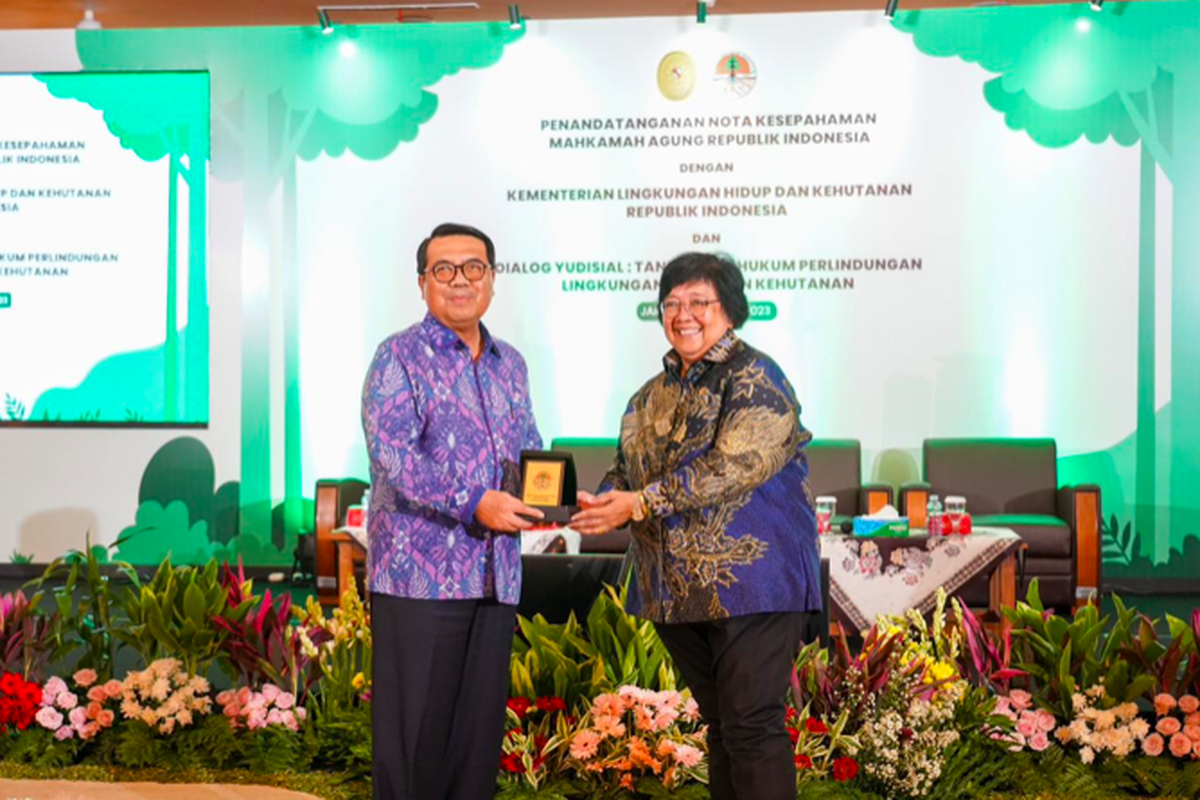 Kementerian Lingkungan Hidup dan Kehutanan (KLHK), bersama dengan Mahkamah Agung (MA), sepakat kerjasama dalam bidang hukum sebagai wujud perlindungan lingkungan hidup dan kehutanan (LHK) Indonesia. Tampak Ketua MA Syarifuddin dan Menteri LHK Siti Nurbaya Bakar.

