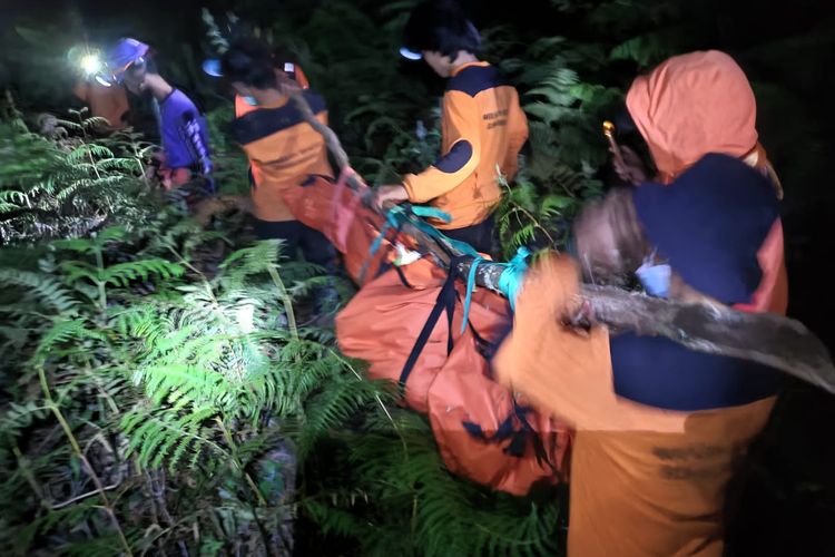 Jenazah Muhammad Rian, satu dari tiga pendaki yang tewas di Gunung Bawakaraeng, Kabupaten Gowa, Sulawesi Selatan tengah dievakuasi oleh tim SAR gabungan, Rabu (18/8/2021).