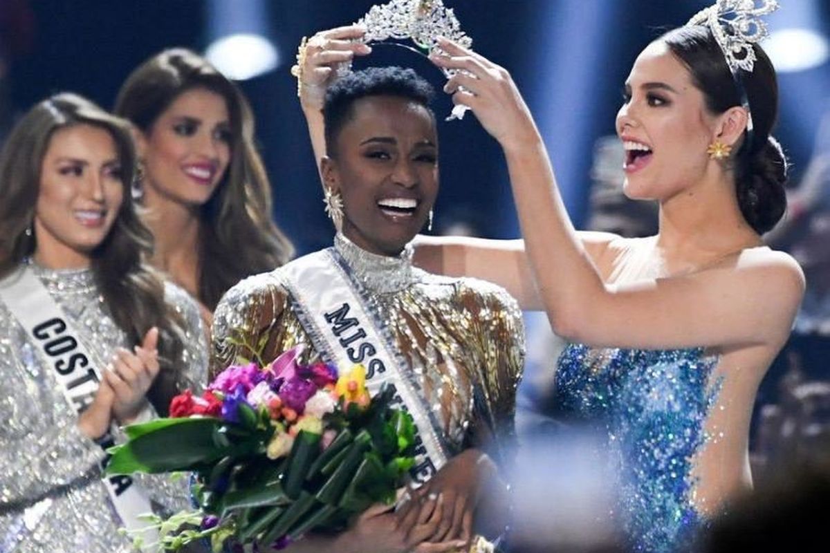 Puteri Afrika Selatan Zozibini Tunzi saat ditetapkan sebagai jawara Miss Universe 2019.