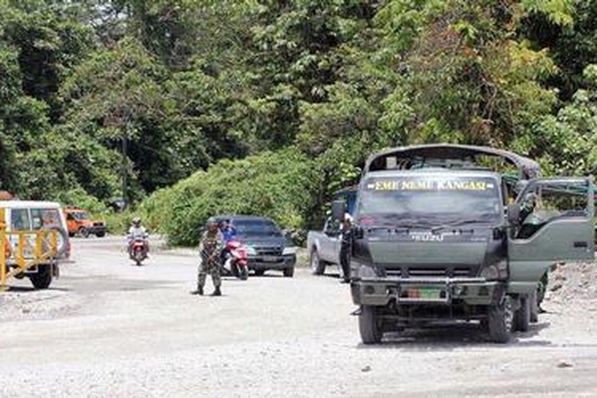 Personil TNI berjaga di checkpoint 32, areal PT Freeport Indonesia, di Timika, Kabupaten Mimika, Papua, Rabu (26/10/2011). Meski penjagaan sudah diperketat dan jumlah personil ditambah, teror penembakan masih saja terjadi. Rabu dinihari, mobil patroli yang diisi tiga personil polisi dan dua petugas pengamanan PT Freeport ditembaki di mil 35.