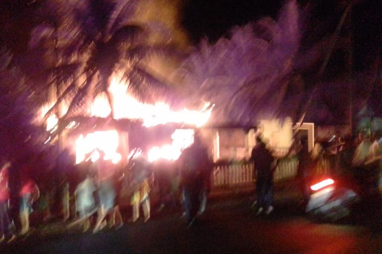 Petugas sedang sibuk memadamkan api yang membakar kantor Baznas Padang Pariaman, Selasa (25/6/2019) malam