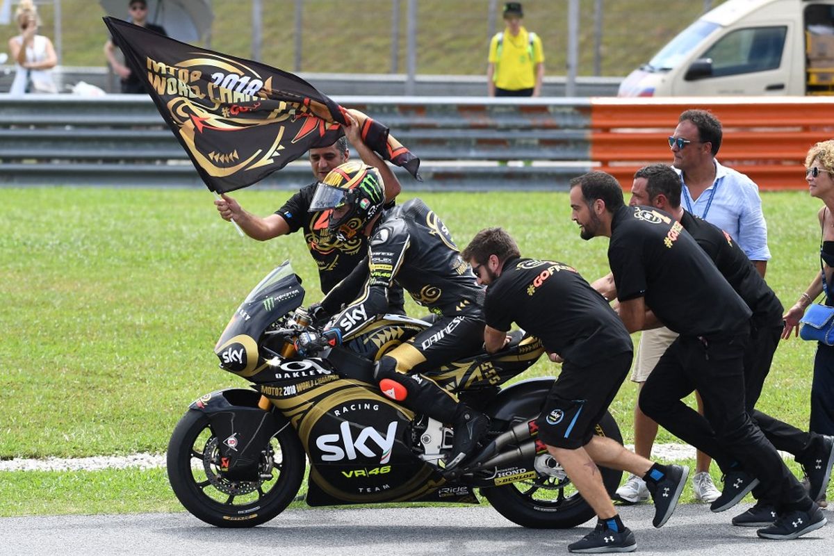 Francesco Bagnaia saat jadi juara dunia Moto2 2018. (Photo by Mohd RASFAN / AFP)