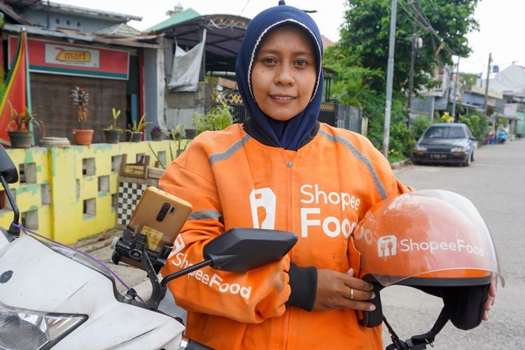 Nuzula Fitria (35 tahun), beralih profesi menjadi driver ojol untuk membantu perekonomian keluarga. 