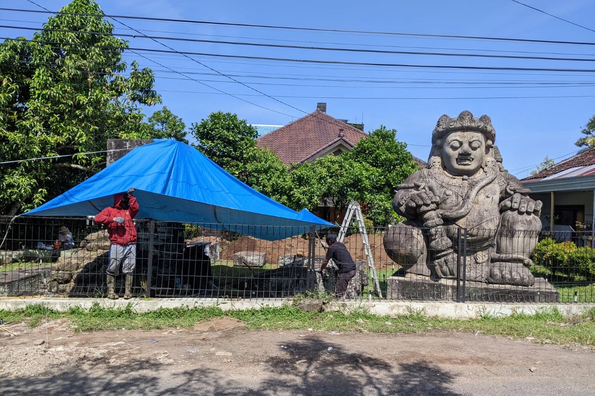 Proses eskavasi struktur bangunan di area Candi Singosari, Kelurahan Candirenggo, Kecamatan Singosari, Kabupaten Malang, Jawa Timur. 