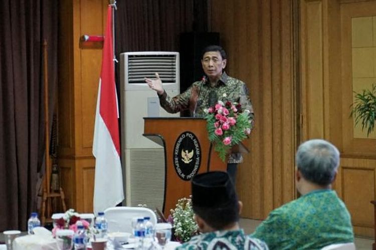 Menko Polhukan Wiranto saat berbicara dalam pertemuan dengan tokoh masyarakat dan pemimpin redaksi media massa, di kantor Kemenko Polhukam, Jakarta Pusat, Rabu (8/2/2017).