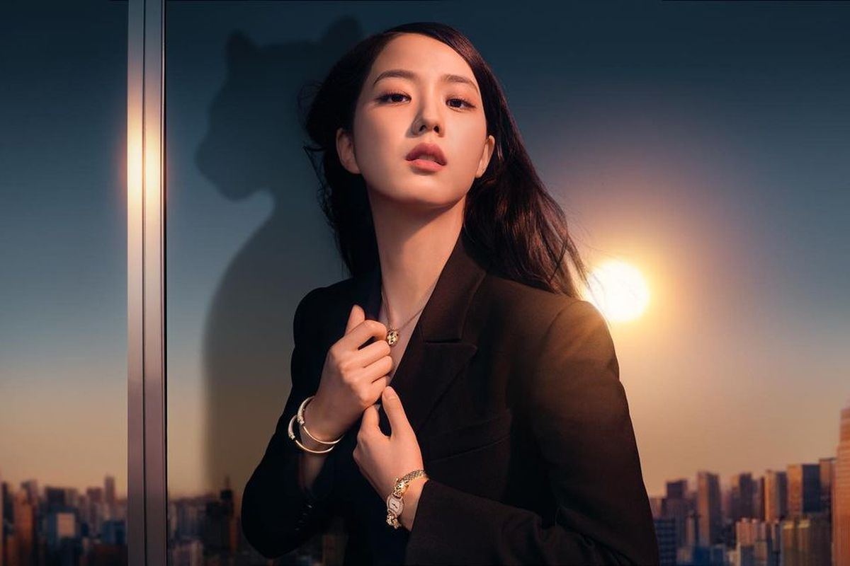 Jisoo BLACKPINK tengah memamerkan sejumlah perhiasan bikinan Cartier usai didapuk menjadi brand ambassador bagi rumah perhiasan mewah asal Prancis ini di akun Instagram pribadinya.