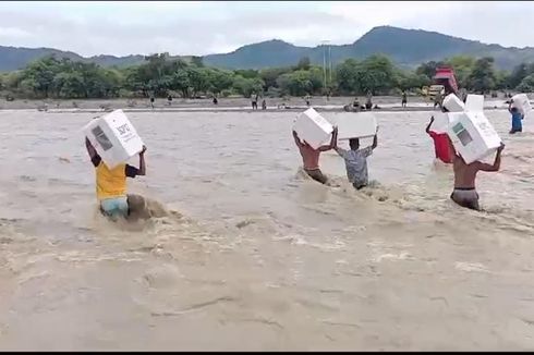 Warga NTT Terobos Banjir Sambil Memikul Puluhan Kotak Suara