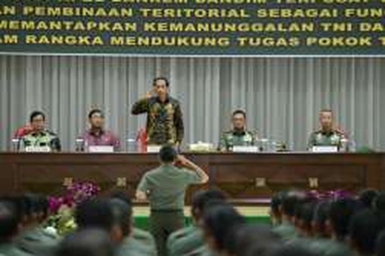 Presiden Joko Widodo usai memberikan arahan di Sekolah Calon Perwira Angkatan Darat (Secapa AD), di Bandung, Selasa (15/11/2016)