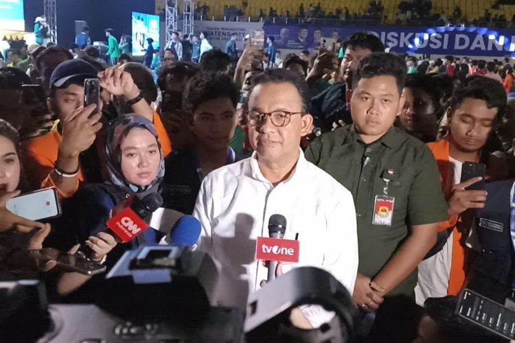 Calon presiden (Capres) nomor urut 1 Anies Baswedan di Gor Stadion Jatidiri Semarang, Jawa Tengah.