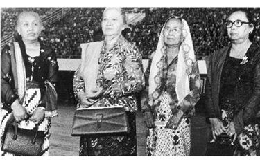 4 Ibu yang memelopori kongres Perempuan I di Yogjakarta 22 Desember 1928; Kiri kekanan Ibu Sunarto Mangunpuspito, Ibu Kartowijono, Ibu Dr. Muwardi dan Ibu Soelarso, memperoleh tanda penghargaan.