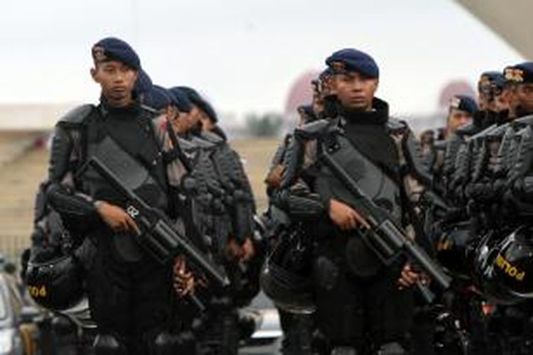 Ribuan anggota Polri saat apel gelar pasukan Operasi Kepolisian Terpusat Mantap Brata 2014 di lapangan Monas, Jakarta Pusat, Kamis (30/1/2014). Sebanyak 3.000 pasukan mengikuti apel siaga pengamanan Pemilu 2014 yang juga dihadiri Kapolri Jenderal Sutarman, Gubernur DKI Jakarta Joko Widodo, Kapolda Metro Jaya Irjen Pol Putut Eko Bayuseno, dan Ketua KPU Husni Kamil Malik. TRIBUNNEWS/HERUDIN