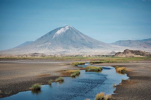 Anehnya Gunung Ol Doinyo Lengai, Punya Lava Berwarna Hitam