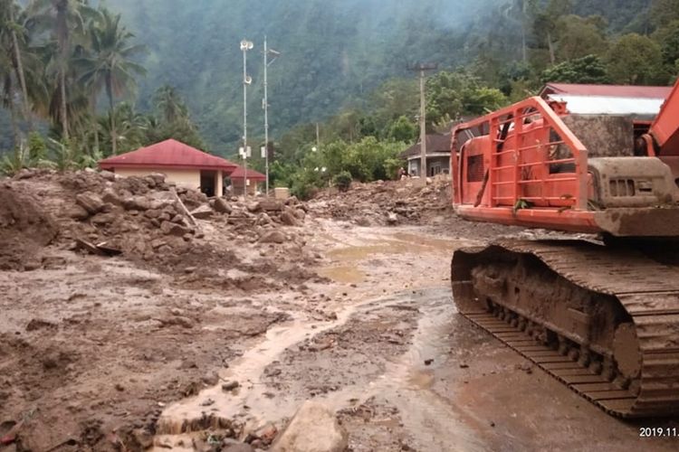 Akses jalan di Tanjung Sani, Agam, Sumatera Barat yang tertutup akibat longsor kembali pulih pada Jumat (22/11/2019) malam