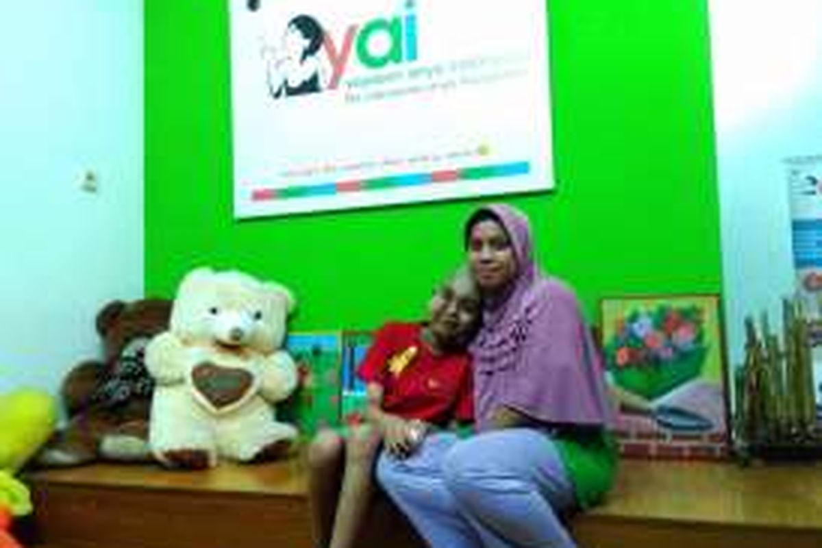 Muhammad Furqon atau Pupur (12) dan ibunya, Suroha (31) di Rumah Anyo.