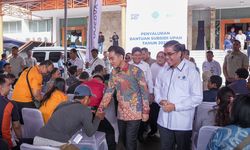 Wapres Didampingi Menaker Tinjau Penyaluran BSU di Kantor Pos Fatmawati