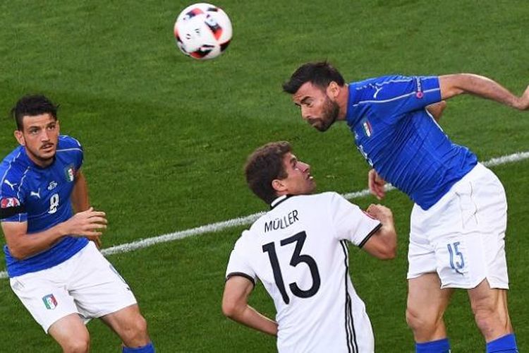 Pemain Jerman, Thomas Mueller (tengah), dikawal oleh dua pemain Italia, Alessandro Florenzi (kiri) dan Andrea Barzagli, dalam laga perempat final Piala Eropa 2016 di Stade Matmut-Atlantique, Bordeaux, Sabtu (2/7/2016) atau Minggu dini hari WIB.